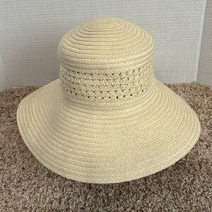 Gertex women’s wide brim hat.  One Size